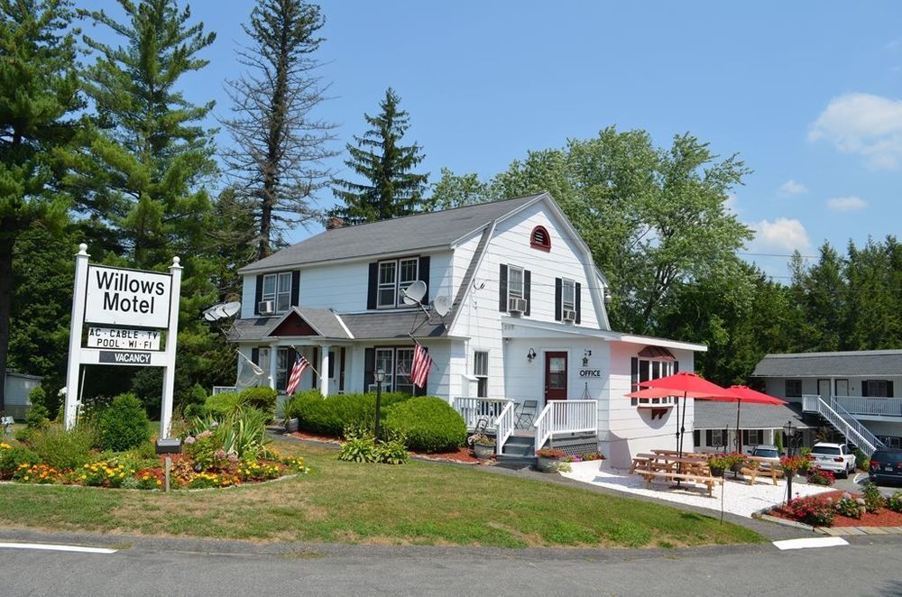 Willows Motel Williamstown Exterior photo