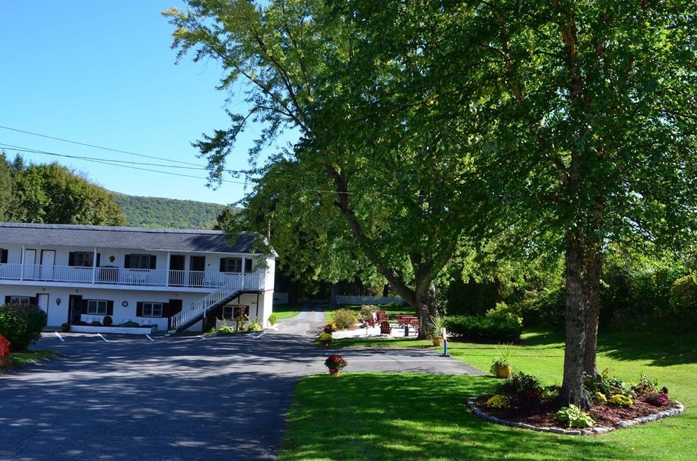 Willows Motel Williamstown Exterior photo