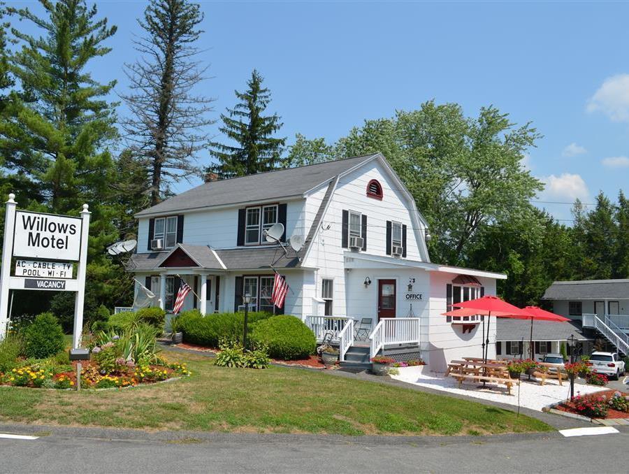 Willows Motel Williamstown Exterior photo